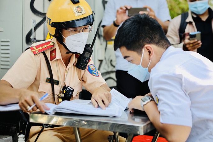 Hoảng hồn trước câu trả lời của cậu ấm cô chiêu trước cổng trường học - Ảnh 2.