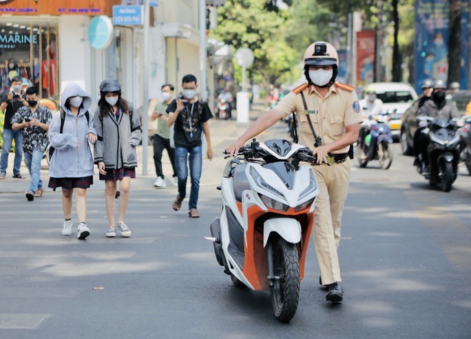 Hoảng hồn trước câu trả lời của cậu ấm cô chiêu trước cổng trường học - Ảnh 1.