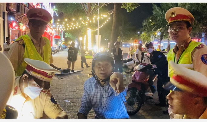 CLIP: Ma men bị đo nồng độ cồn, đòi bản quyền ghi hình - Ảnh 2.