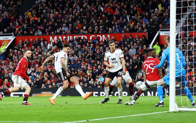 Trọng tài hại Fulham, Man United thoát hiểm ở tứ kết FA Cup - Ảnh 2.