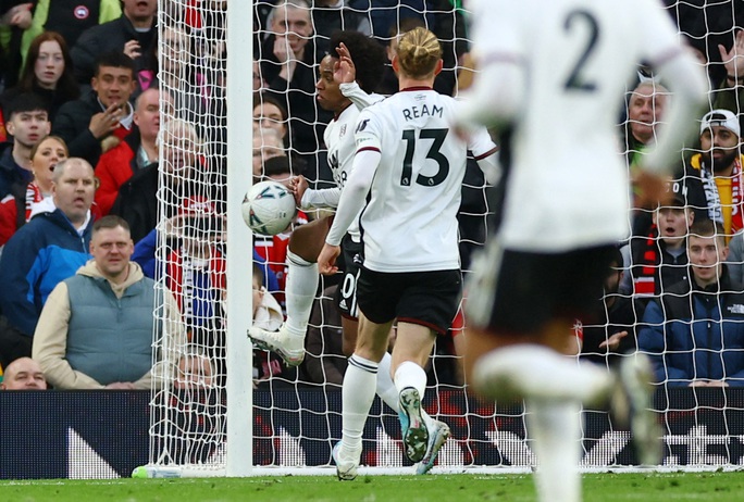 Trọng tài hại Fulham, Man United thoát hiểm ở tứ kết FA Cup - Ảnh 3.