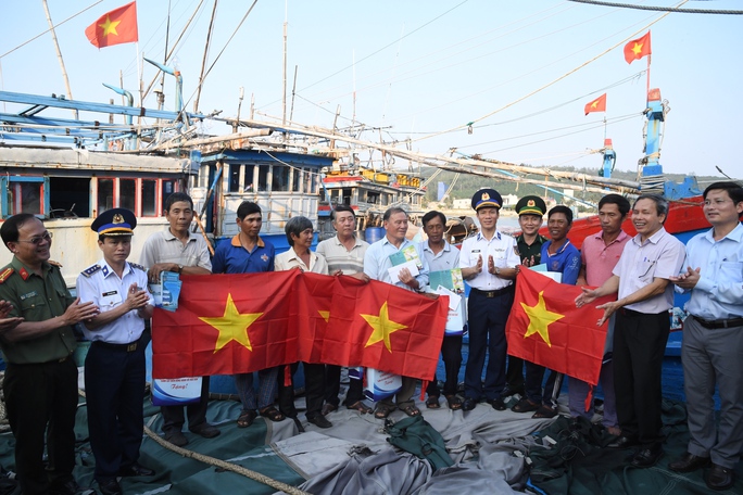 Vùng Cảnh sát biển 2 tuyên truyền chống khai thác IUU - Ảnh 3.