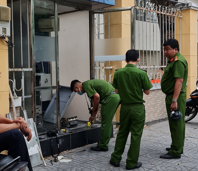 Đập trụ ATM, trộm két tiền giữa trung tâm Đà Nẵng - Ảnh 2.