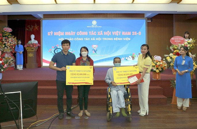 Nhân viên y tế gội đầu cho bà bầu, tặng quà người bệnh - Ảnh 3.