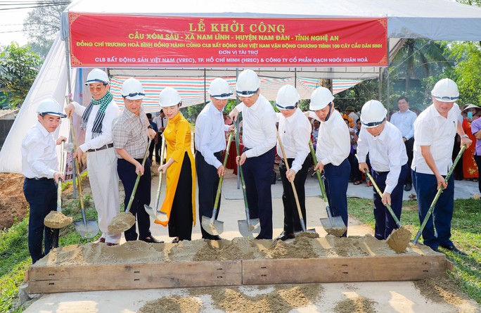 Đoàn đại biểu TP HCM và các tỉnh dâng hương tưởng niệm Chủ tịch Hồ Chí Minh - Ảnh 3.
