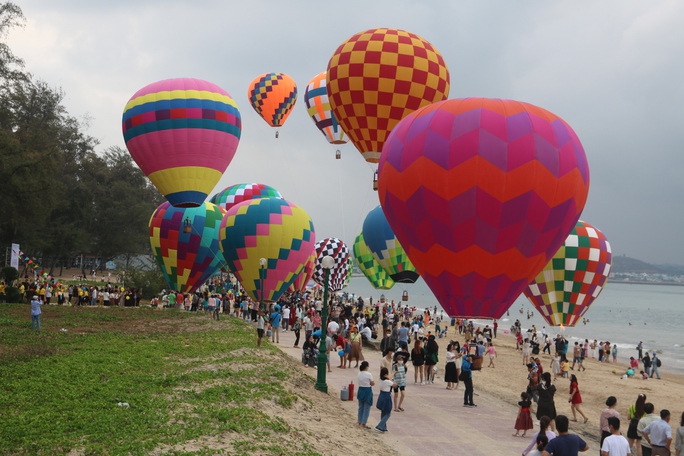Khinh khí cầu rợp sắc màu trên bầu trời Phan Thiết - Ảnh 1. Khinh khí cầu rợp sắc màu trên bầu trời Phan Thiết - Ảnh 1.