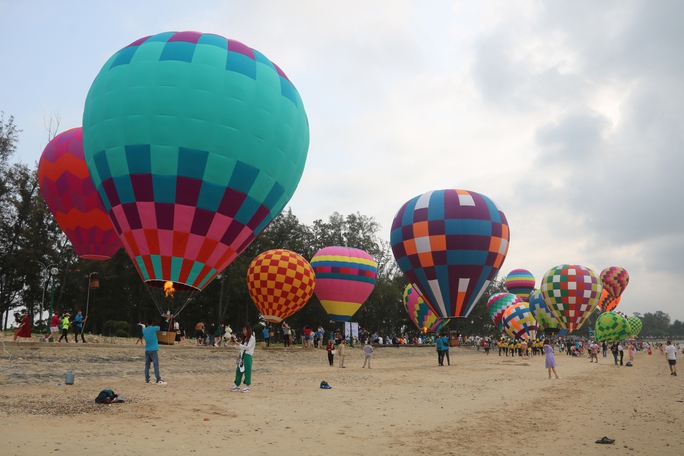Khinh khí cầu rợp sắc màu trên bầu trời Phan Thiết - Ảnh 2. Khinh khí cầu rợp sắc màu trên bầu trời Phan Thiết - Ảnh 2.