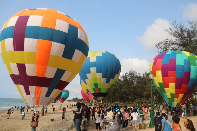 Khinh khí cầu rợp sắc màu trên bầu trời Phan Thiết - Ảnh 5. Khinh khí cầu rợp sắc màu trên bầu trời Phan Thiết - Ảnh 5.
