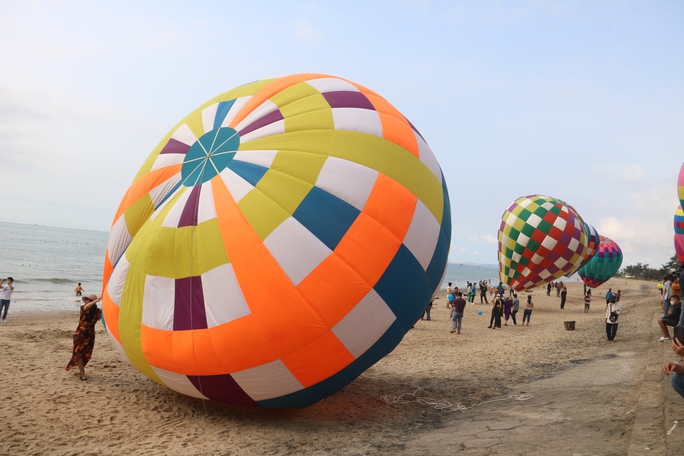Khinh khí cầu rợp sắc màu trên bầu trời Phan Thiết - Ảnh 4. Khinh khí cầu rợp sắc màu trên bầu trời Phan Thiết - Ảnh 4.