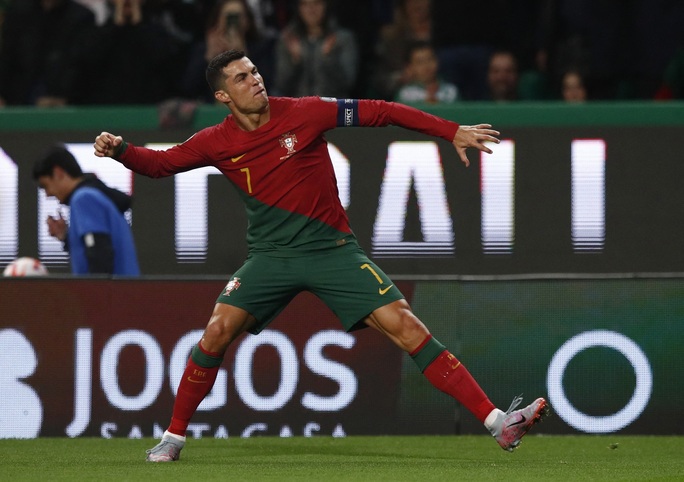 Lập kỷ lục siêu đỉnh, Ronaldo vẫn bị chê yếu bóng vía - Ảnh 2.