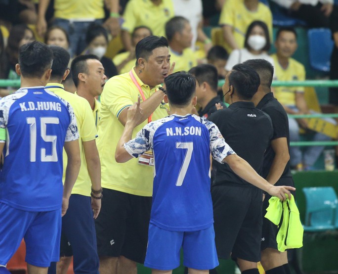 Derby futsal TP HCM: Sahako giành lại 1 điểm trong trận cầu nhiều tranh cãi - Ảnh 1.