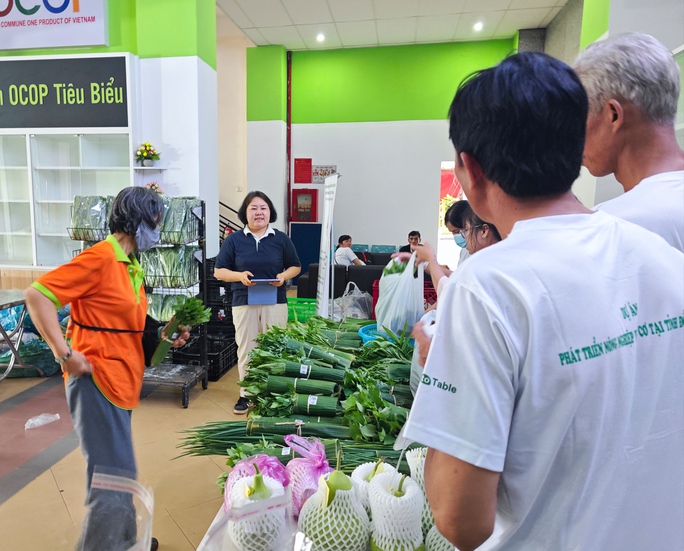 Nông dân chở rau hữu cơ từ Đồng Tháp lên TP HCM bán chỉ 5.000 đồng/bó - Ảnh 6.