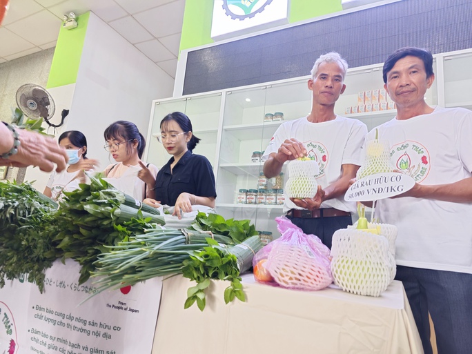 Nông dân chở rau hữu cơ từ Đồng Tháp lên TP HCM bán chỉ 5.000 đồng/bó - Ảnh 4.