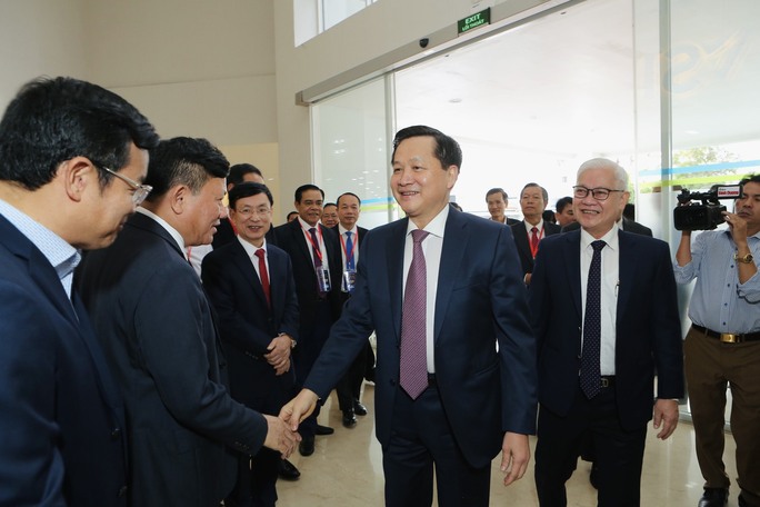 Phó Thủ tướng Lê Minh Khái cùng lãnh đạo 9 tỉnh tham quan mô hình KCN VSIP - Ảnh 1.