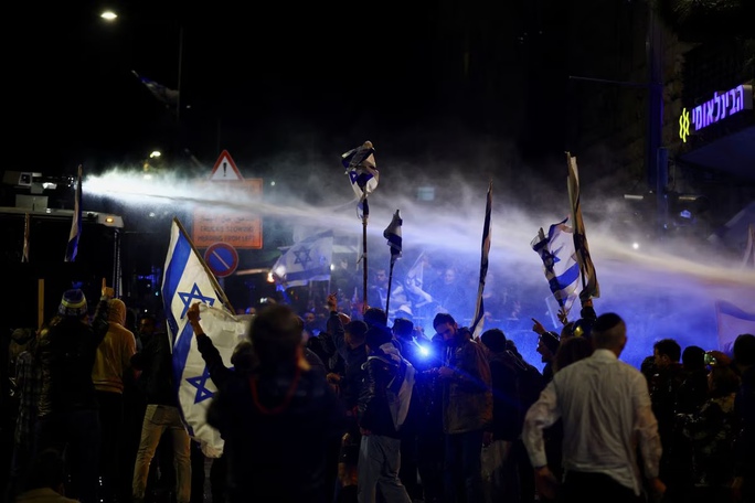 Israel sa thải bộ trưởng quốc phòng, biểu tình bùng nổ - Ảnh 2.