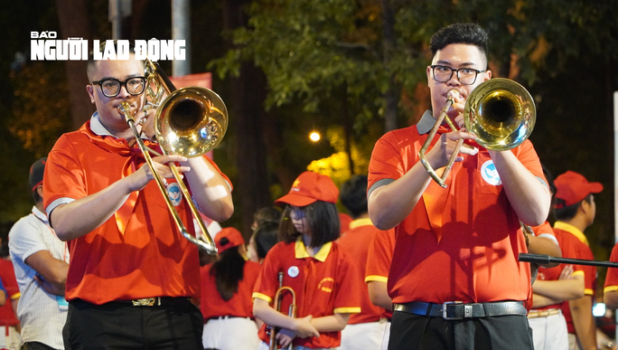 Trung tâm TP HCM tưng bừng với hàng trăm tay trống, kèn nhí - Ảnh 2.