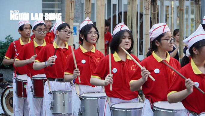 Trung tâm TP HCM tưng bừng với hàng trăm tay trống, kèn nhí - Ảnh 10.