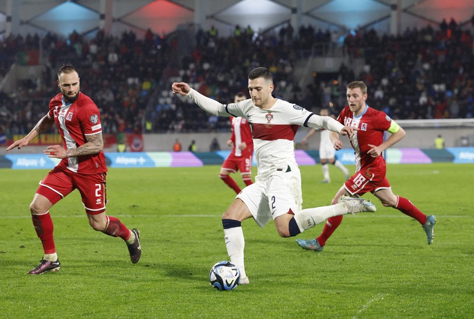 Ronaldo lại lập cú đúp, Bồ Đào Nha đại thắng đối thủ kém 83 bậc - Ảnh 1.