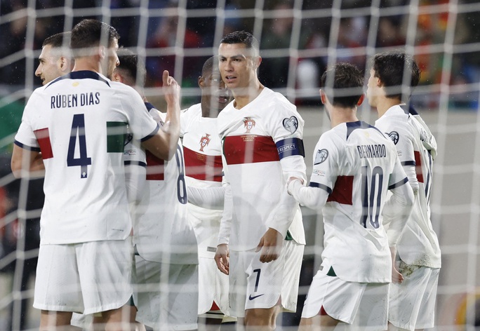 Ronaldo lại lập cú đúp, Bồ Đào Nha đại thắng đối thủ kém 83 bậc - Ảnh 3.