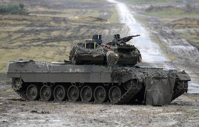 Hàng chục xe tăng rất hiện đại của Đức, Anh đã đến Ukraine - Ảnh 1.