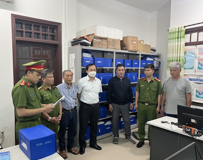Khởi tố 2 đăng kiểm viên “ngó lơ” tàu cá hoán cải trái phép tại Đà Nẵng - Ảnh 1.