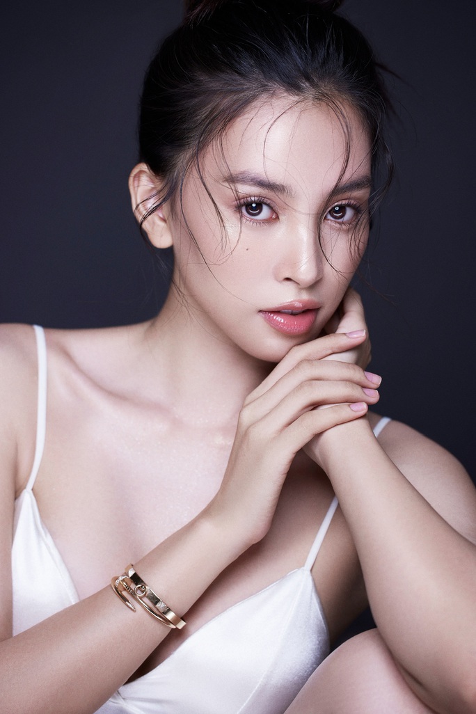 Hoa hậu Tiểu Vy tung loạt ảnh mới, cư dân mạng xuýt xoa - Ảnh 8.