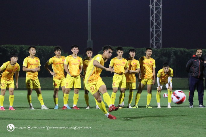 U23 Việt Nam gia công hàng thủ trước trận gặp Kyrgyzstan - Ảnh 4.
