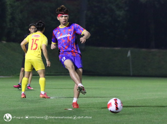 U23 Việt Nam gia công hàng thủ trước trận gặp Kyrgyzstan - Ảnh 3.