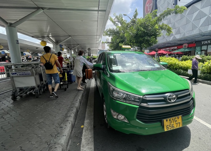 Khách đi taxi “cõng” 3 loại phí: Đề nghị Cảng vụ Hàng không miền Nam vào cuộc - Ảnh 1.