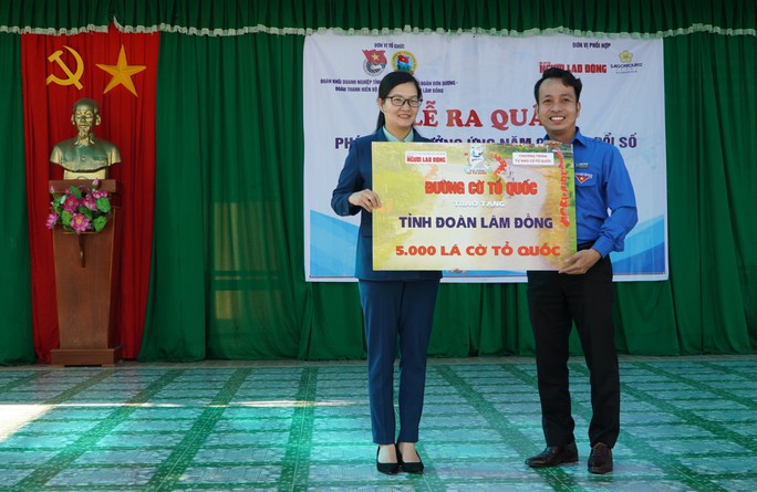 Tặng 5.000 lá cờ Tổ quốc cho Tỉnh đoàn Lâm Đồng  - Ảnh 2.