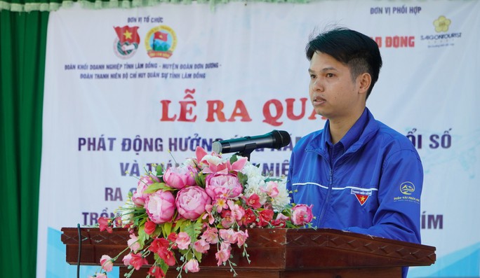 Tặng 5.000 lá cờ Tổ quốc cho Tỉnh đoàn Lâm Đồng  - Ảnh 1.