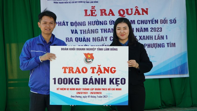 Tặng 5.000 lá cờ Tổ quốc cho Tỉnh đoàn Lâm Đồng  - Ảnh 10.