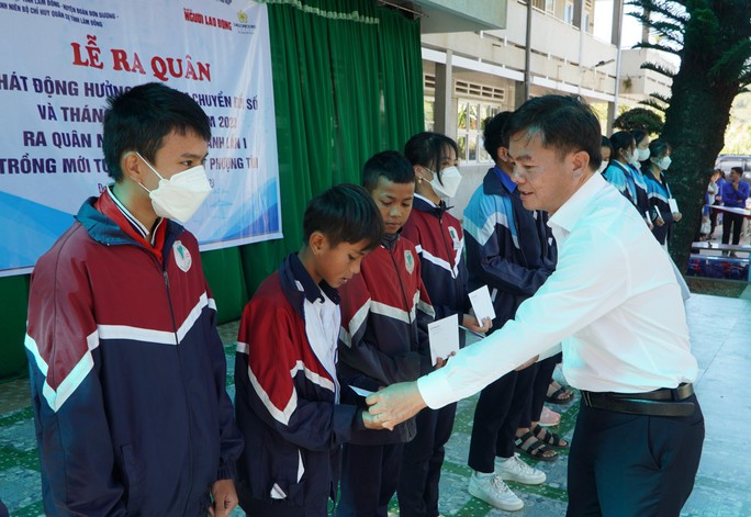 Tặng 5.000 lá cờ Tổ quốc cho Tỉnh đoàn Lâm Đồng  - Ảnh 12.