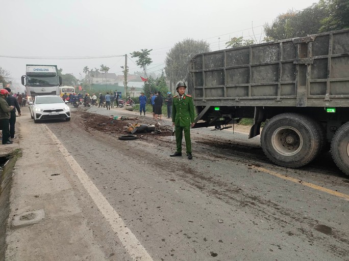 Người đàn ông tử vong sau cú va chạm mạnh với xe đầu kéo - Ảnh 1.