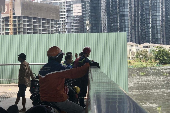 TP HCM: Cô gái bất ngờ rơi từ cầu Thủ Thiêm 2, người nhái đã tới - Ảnh 1.