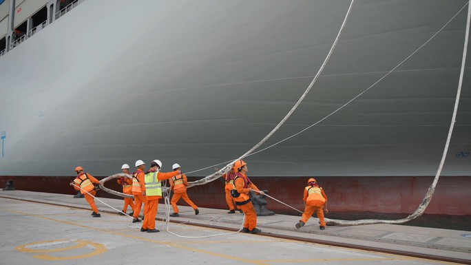 Cận cảnh siêu tàu container lớn nhất thế giới tại Bà Rịa - Vũng Tàu - Ảnh 6.