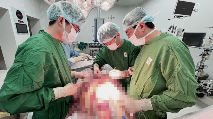 Báo động đỏ để cứu sống người đàn ông bị 5 vết đâm - Ảnh 1.