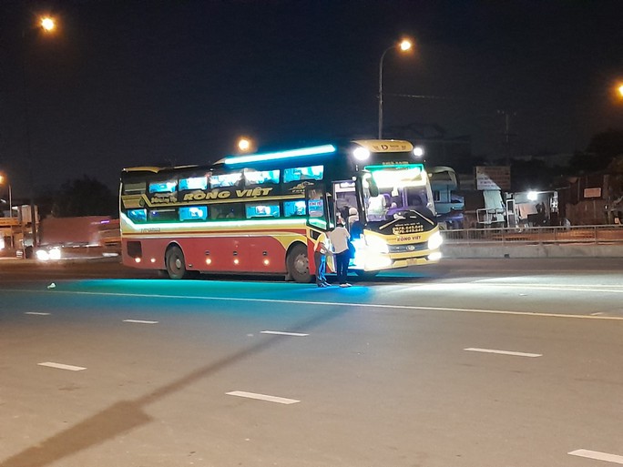 Sở GTVT TP HCM có danh sách đen bến cóc xe dù - Ảnh 1.