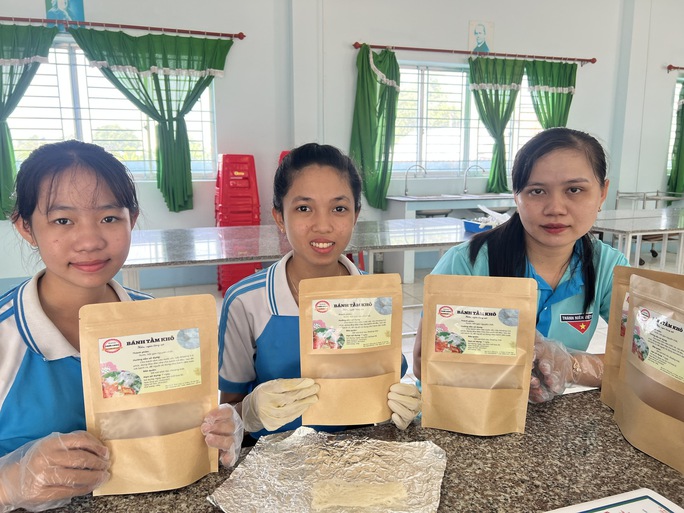 Học sinh cấp 2 làm bánh tằm sấy khô, đoạt ngay giải SV_STARTUP 2023 - Ảnh 4.