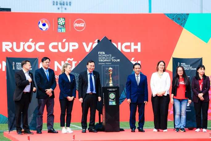 Cận cảnh Cup Vô địch Bóng đá Nữ thế giới 2023 đến Việt Nam - Ảnh 1.