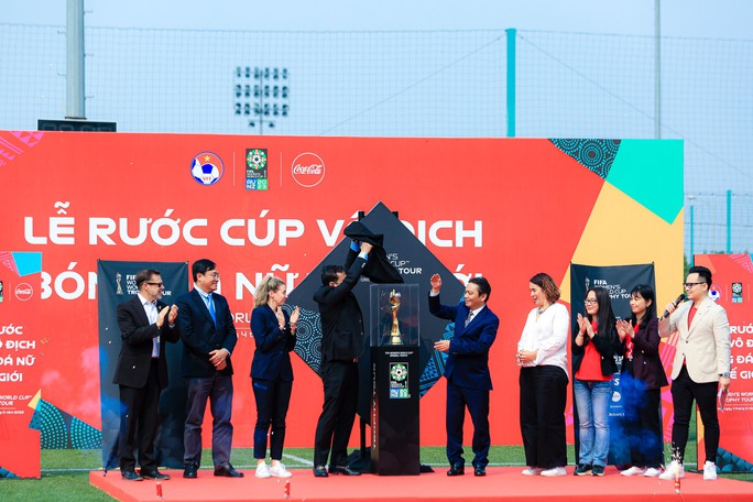 Cận cảnh Cup Vô địch Bóng đá Nữ thế giới 2023 đến Việt Nam - Ảnh 6.
