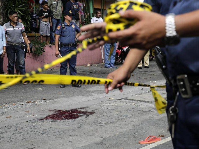 Đang gặp gỡ cử tri, tỉnh trưởng Philippines bị bắn chết - Ảnh 1.
