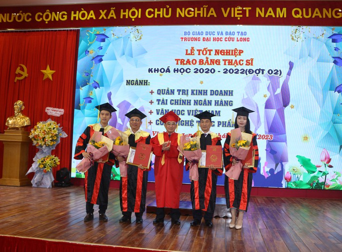 3-nha-giao-uu-tu-pgs-ts-luong-minh-cu-bi-thu-dang-uy-hieu-truong-truong-dhcl-trao-bang-tot-nghiep-va-hoa-cho-hoc-vien-tot-nghiep-thu-khoa-16779999445381503205442.jpg