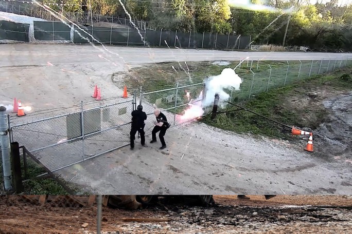 Mỹ: Nhóm mặt nạ đen táo tợn ập vào tấn công trường cảnh sát - Ảnh 2.