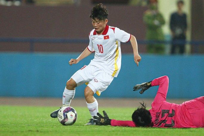 U20 nữ Việt Nam chiến thắng áp đảo Singapore, vươn lên đầu bảng - Ảnh 3.