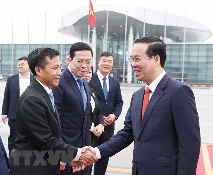 Chủ tịch nước Võ Văn Thưởng đến Vientiane, bắt đầu thăm chính thức Lào - Ảnh 5.