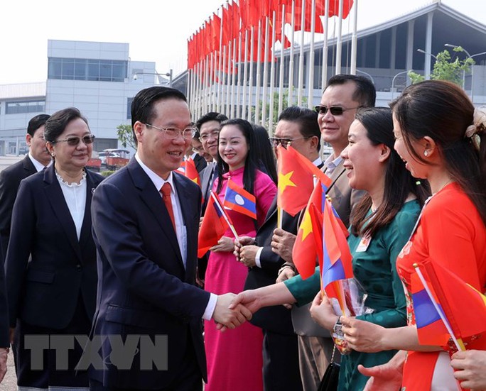 Chủ tịch nước Võ Văn Thưởng đến Vientiane, bắt đầu thăm chính thức Lào - Ảnh 7.