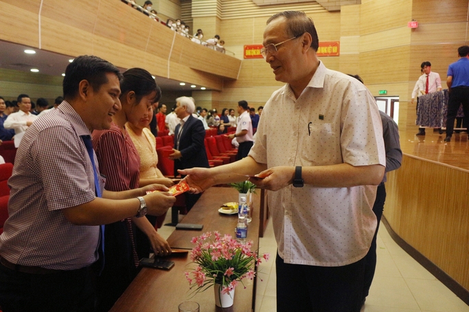 4-ts-nguyen-thanh-dung-li-xi-may-man-cho-giang-vien-la-nguoi-dan-toc-khmer-16813787939561244046703.jpg