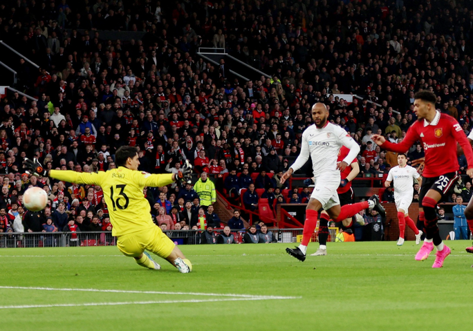 Ngỡ ngàng 2 bàn đá phản, Man United đánh rơi chiến thắng trước Sevilla - Ảnh 1.