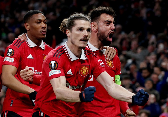 Ngỡ ngàng 2 bàn đá phản, Man United đánh rơi chiến thắng trước Sevilla - Ảnh 4.